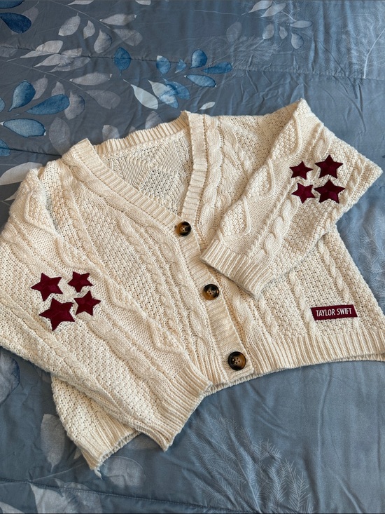 Taylor Swift Sweaters - EUC Taylor Swift “RED” Cream Cable-Knit Cardigan w/ Star Appliqués SZ XS/SM